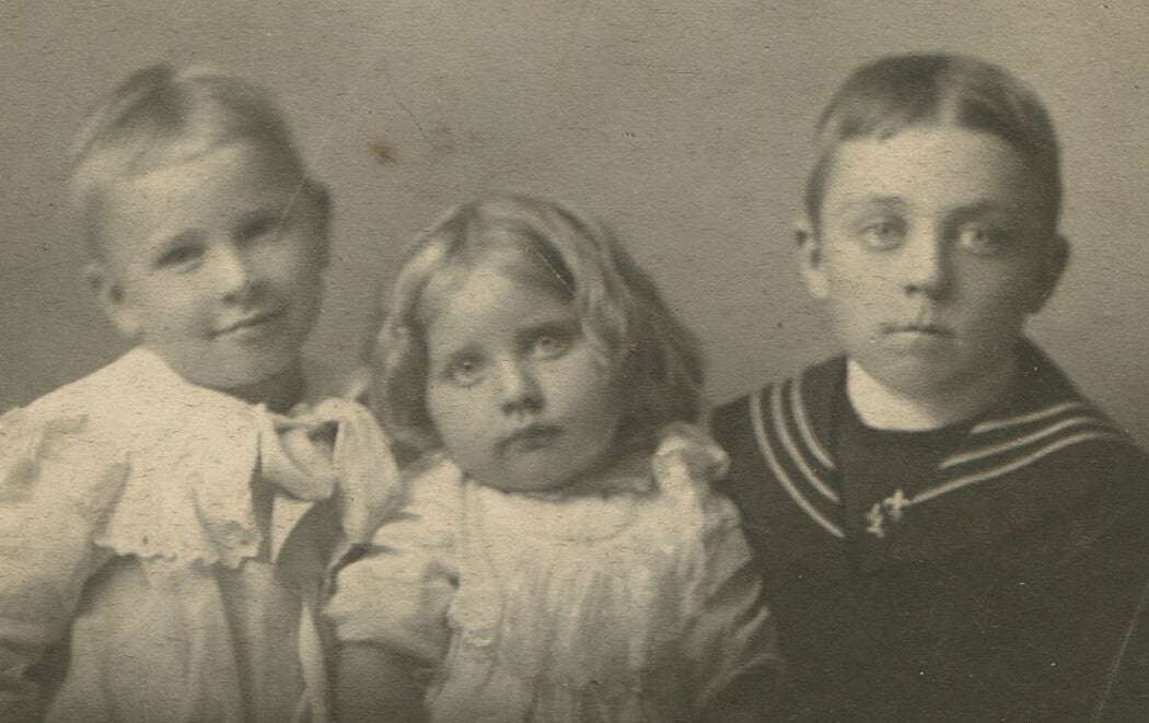 THREE YOUNG SIBLINGS, WORKING THE HEAD TILT. CABINET CARD.