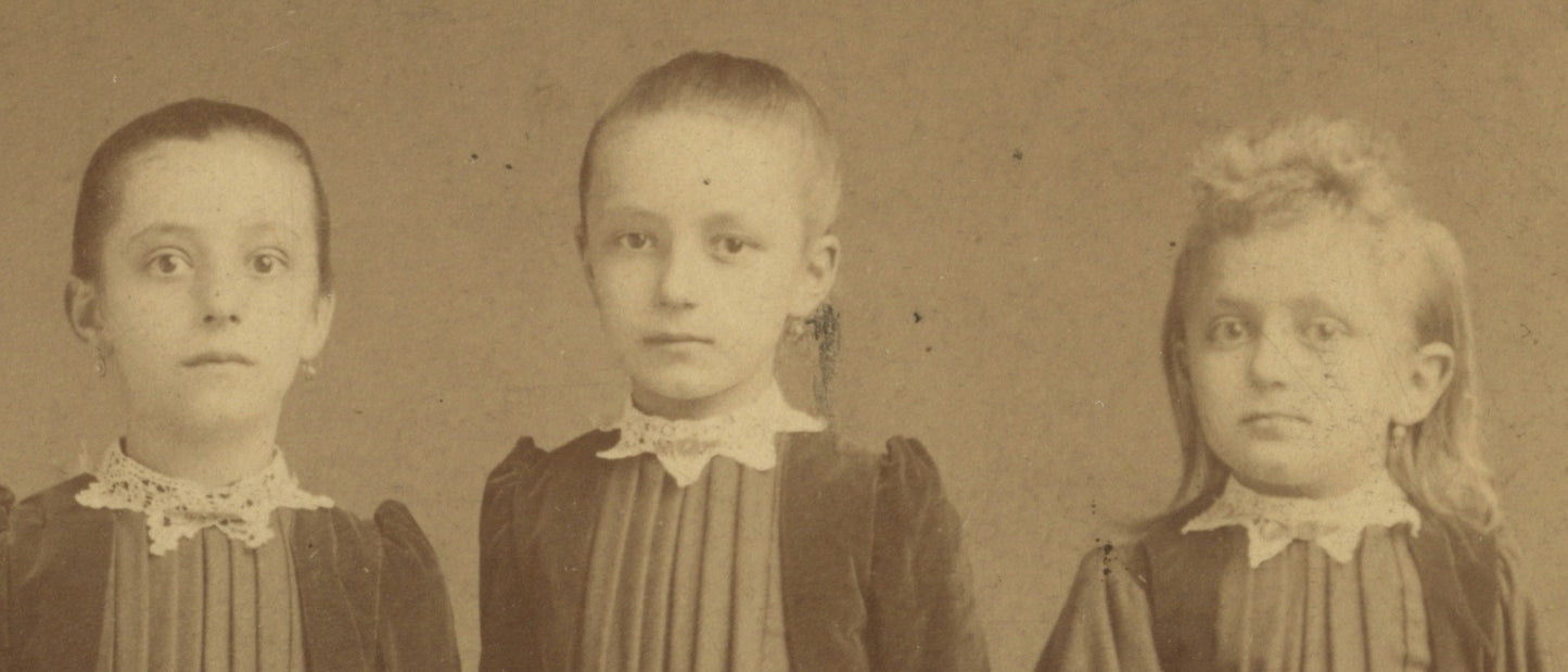 FROM CHICAGO, ILLINOIS, PHOTO 3 YOUNG SISTERS DRESSED SIMILARLY