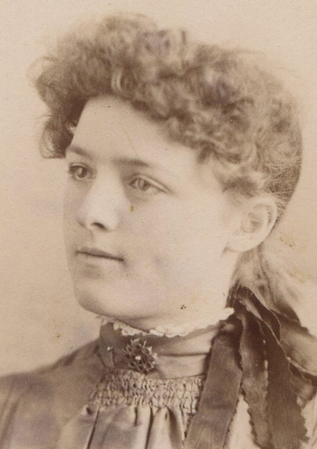 WOMAN, DIMPLE CHEEK. CABINET CARD. CHICAGO, ILLINOIS.