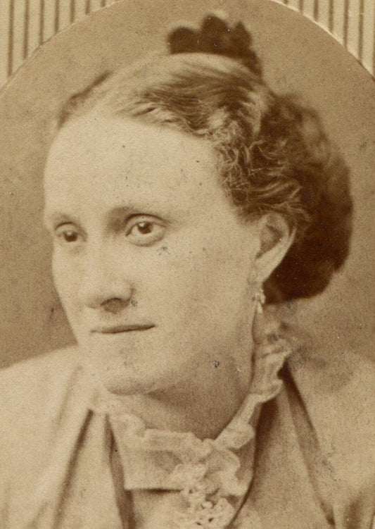 WOMAN WITH HAIR COMB. ALBUMEN PRINTED BACKGROUND. CDV.
