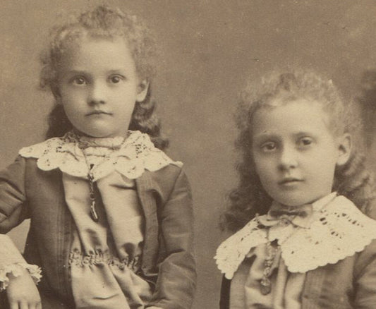 YOUNG CURLY HAIRED SISTERS IN MATCHING DRESSES. CABINET CARD. CHICAGO, ILL.