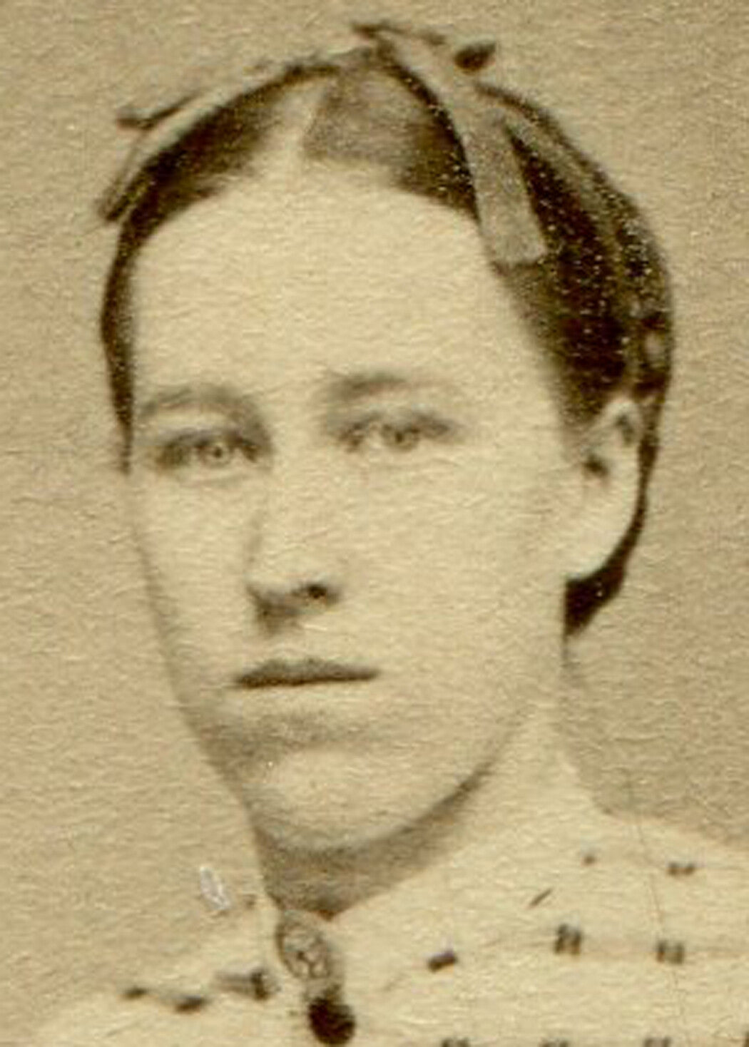 YOUNG WOMAN, PRINT DRESS, HAIR RIBBON, SERIOUS GAZE. CDV. MAUCH CHUNK, PA.