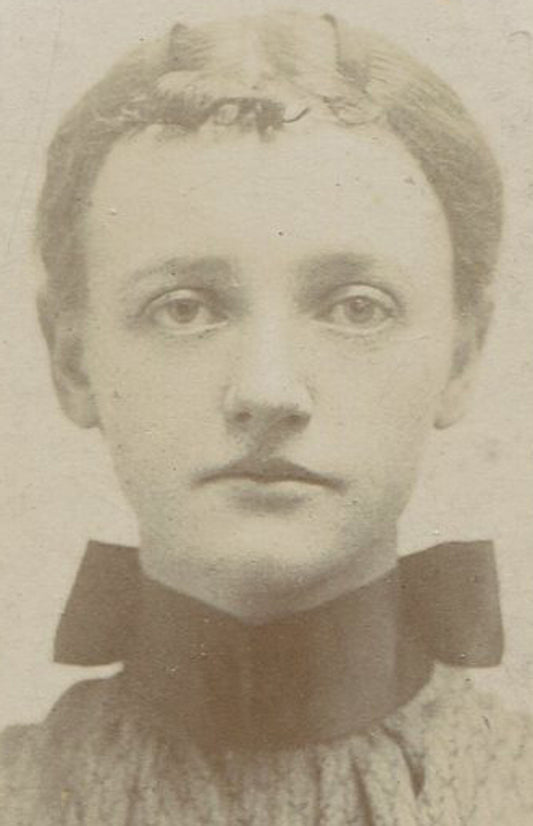 YOUNG WOMAN W/VERY SHORT BANG CURL, THICK RIBBON NECK BOW.