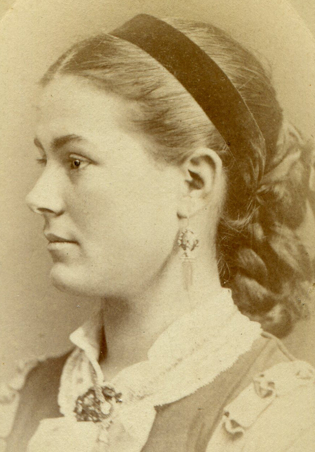 WOMAN, PRETTY PROFILE. TIMELESS LOOK. CDV. BRIMFIELD, ILL.
