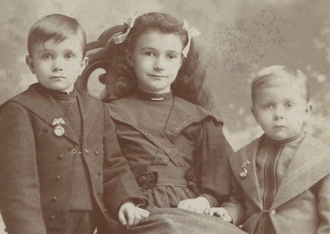 YOUNG BOYS WITH CRAZY EYED SISTER. CABINET CARD, ID. ON BACK. AKRON, OHIO.