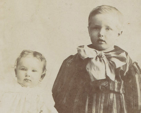 VERY YOUNG SIBLINGS, UNSTEADY POSE. CABINET CARD.