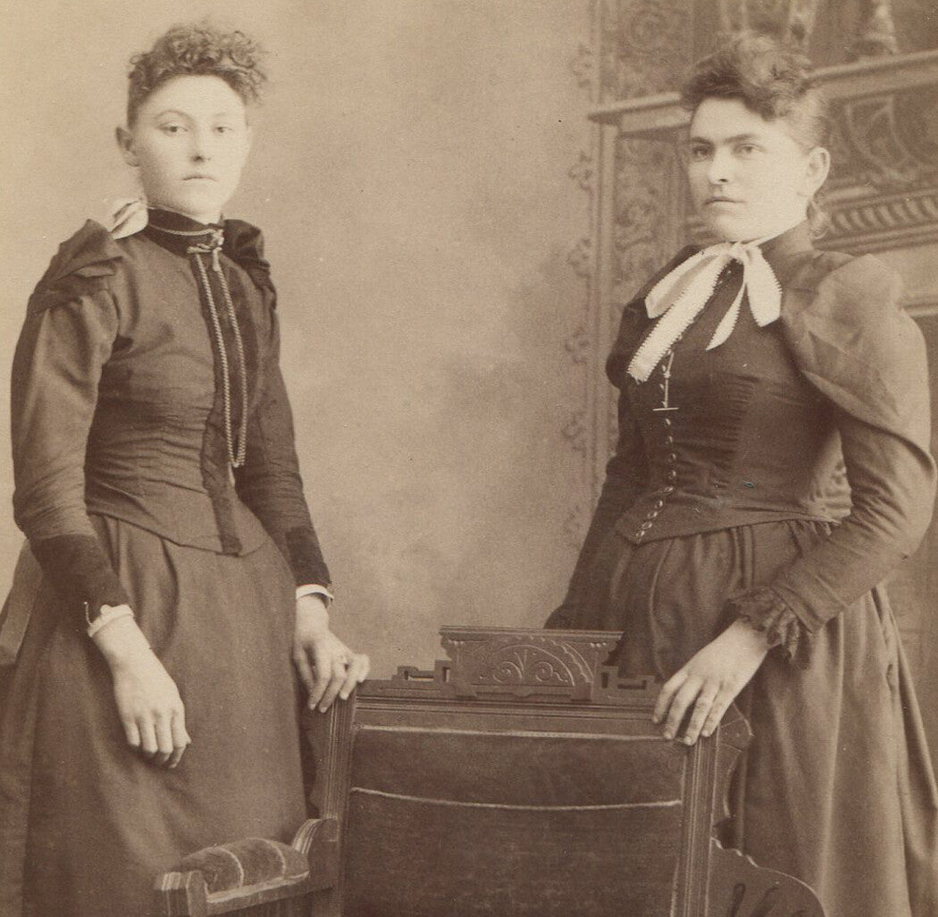 YOUNG WOMEN POSED AT ORNATE CHAIR. CABINET CARD, PAINTED BACKGROUND. WAYNE, NAB.