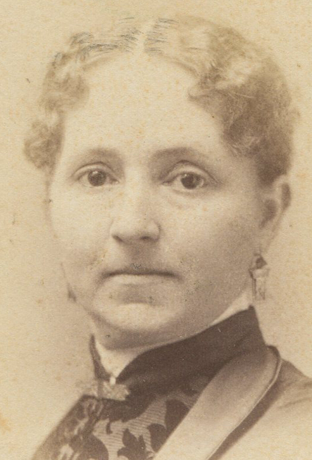 WOMAN, VERY DARK EYES. CABINET CARD. NEWARK, N.J.