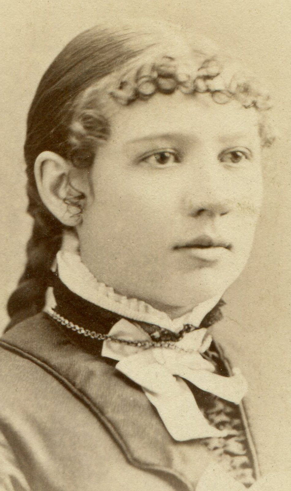 YOUNG GIRL, CURLY BANGS, HIGH COLLAR W/ BOW. CDV. PEORIA, ILL.