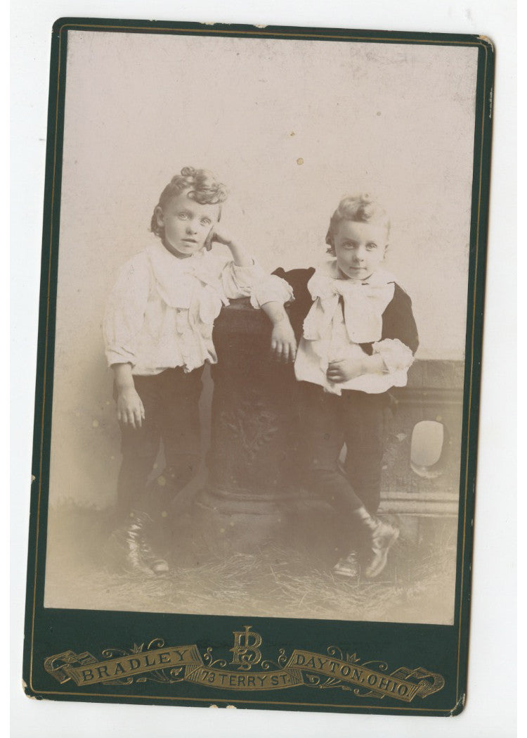 CAB CARD PHOTO 2 BOYS/BROTHERS W/ BOWS FROM DAYTON, OH, BY BRADLEY, GRAPHIC BACK