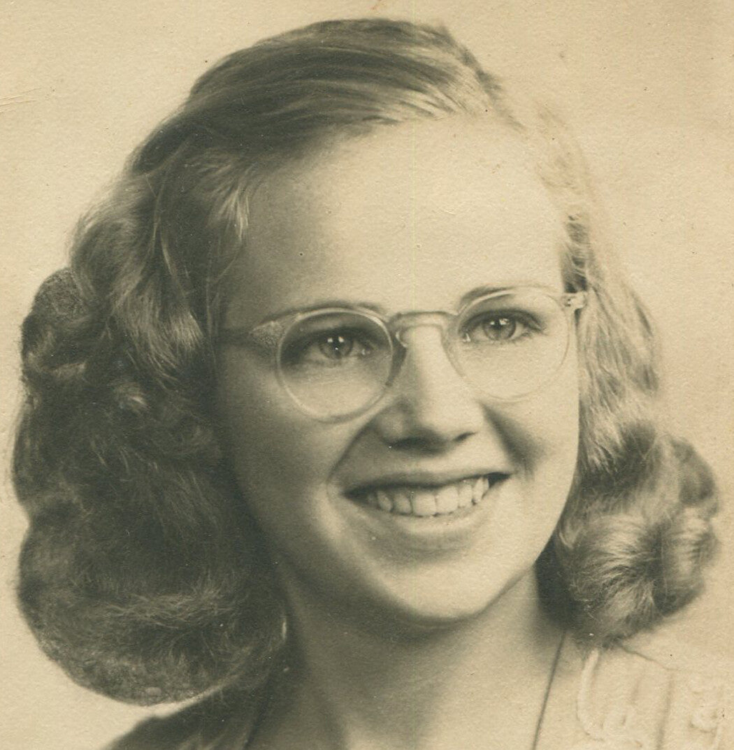 WOMEN WITH EARLY 1920s HAIRSTYLES. B/W PHOTOS.