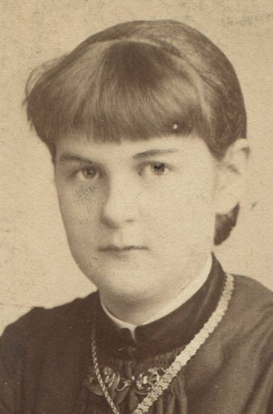 WOMAN LEANS ON PROP, KNOWING LOOK. CABINET CARD. PHILADELPHIA, PA.