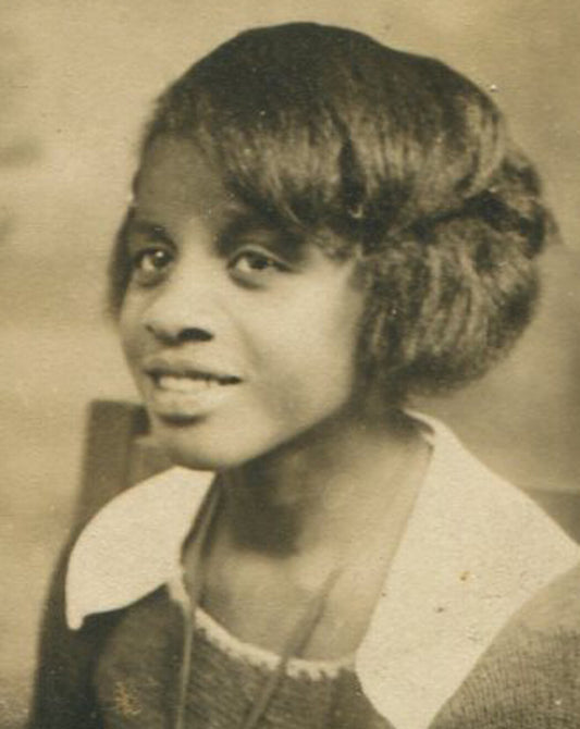 BEAUTIFUL YOUNG AFRICAN AMERICAN WOMEN, SEATED POSE. TRIMMED PHOTO POSTCARD.