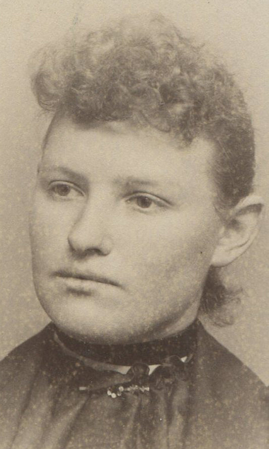 WOMAN W/FRIZZY HAIR. CABINET CARD. SILVERTON, OREGON.