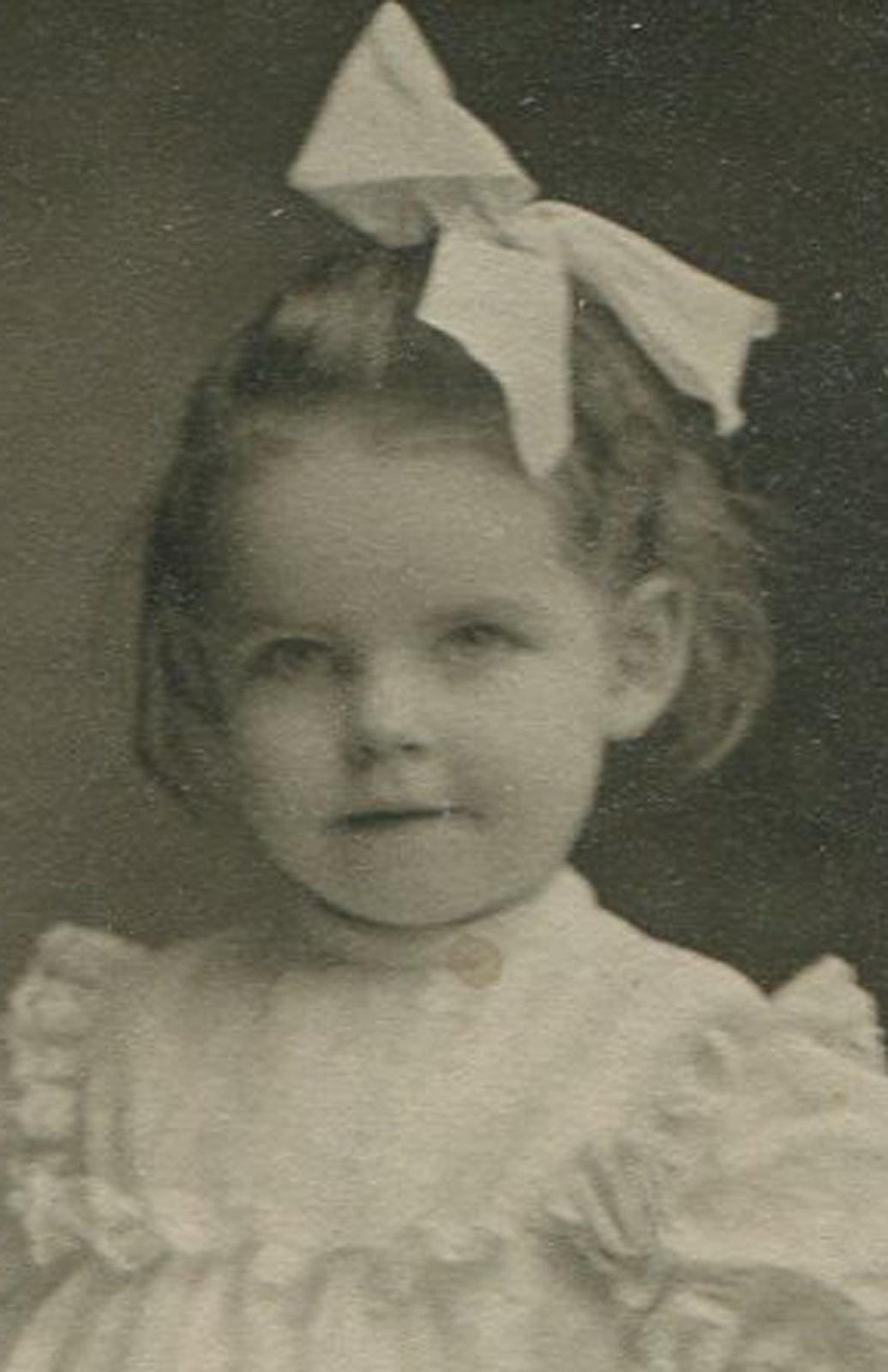 TODDLER IN PRETTY DRESS AND HAIR BOW. SILVER PRINT.  CIRCA 1900.