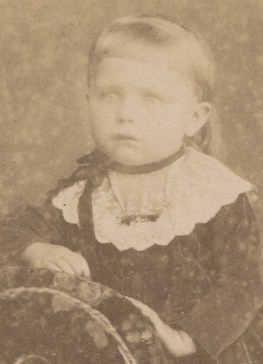 VERY YOUNG GIRL, DRAMATIC POSE. CABINET CARD. NAPERVILLE, ILLINOIS.