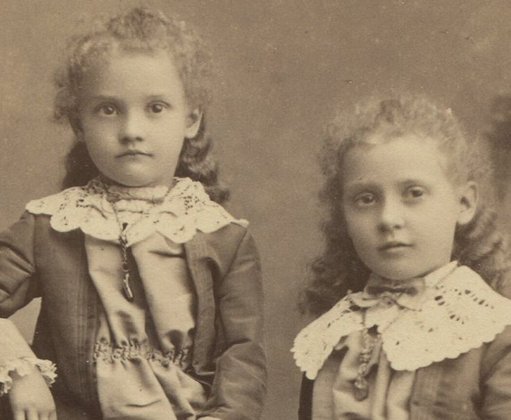 YOUNG CURLY HAIRED SISTERS IN MATCHING DRESSES. CABINET CARD. CHICAGO, ILL.