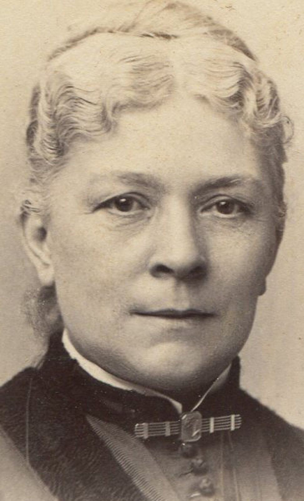 WOMAN, GRAY HAIR, HIGH COLLAR. CABINET CARD. BY FREDRICKS, N.Y.