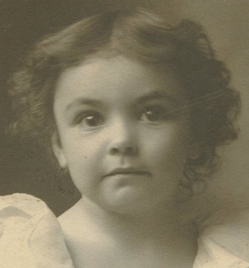 YOUNG GIRL, IMPATIENT EXPRESSION. CABINET CARD. ALBERTA LEA, MINNESOTA.