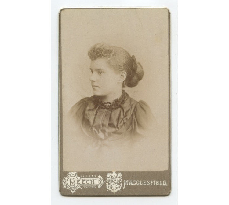 CDV STUDIO PORTRAIT LADY FROM MACCLESFIELD, CHESHIRE, ENGLAND, BY LEECH