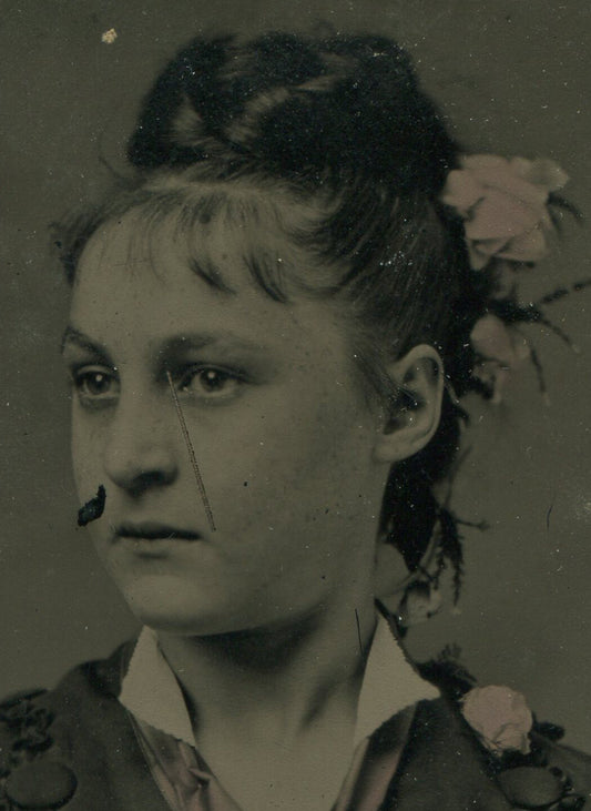 WOMAN W/ FLOWER IN HER HAIR. TINTED TINTYPE.