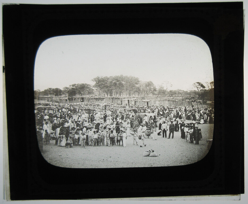 VERY LARGE GROUP OF PERUVIAN PEOPLE POSE FOR PHOTO. PHOTO ON GLASS.