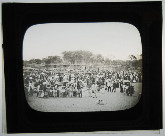 VERY LARGE GROUP OF PERUVIAN PEOPLE POSE FOR PHOTO. PHOTO ON GLASS.