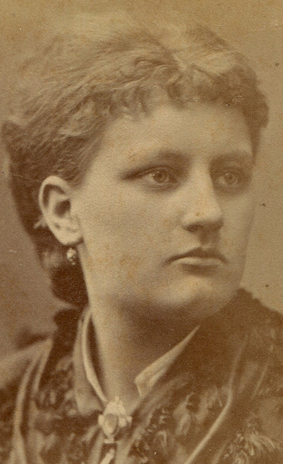 BEAUTIFUL WOMAN, DRAMATIC POSE. CDV.