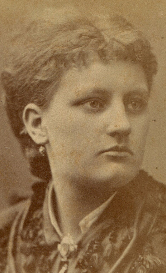 BEAUTIFUL WOMAN, DRAMATIC POSE. CDV.