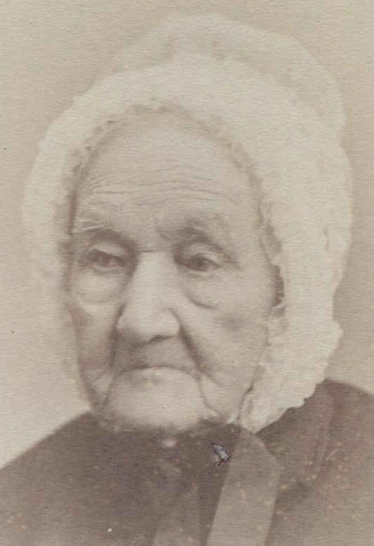 VERY OLD WOMAN IN WHITE RUFFLE BONNET. CABINET CARD. LOWELL, MASS.