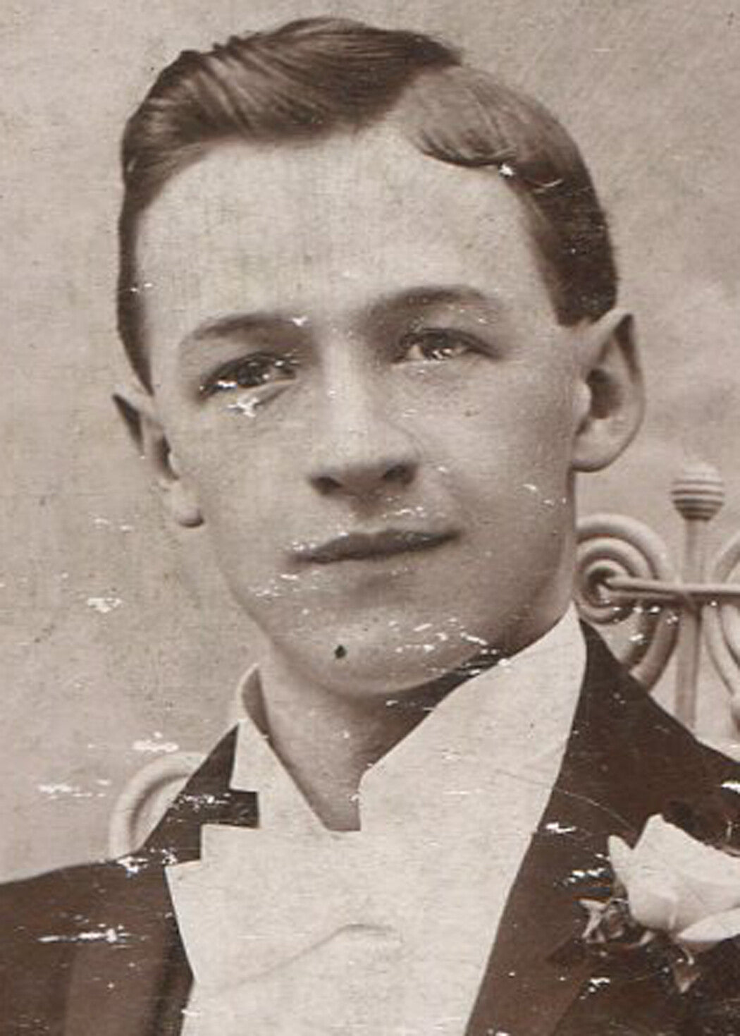 DAPPER YOUNG MAN IN CASUAL POSE. CABINET CARD, ALLEGHENY CITY, PA.