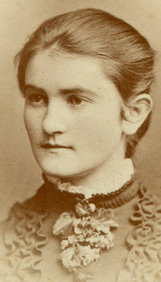 DELICATE FEATURED YOUNG WOMAN. CDV. CHICAGO, ILL.