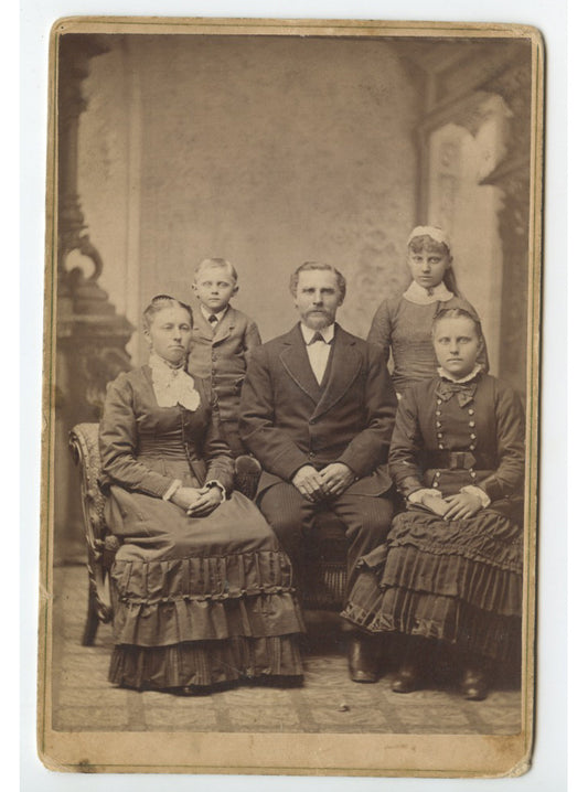CAB CARD PHOTO FAMILY OF 5 FROM LA CROSSE, WIS, BY MOULD