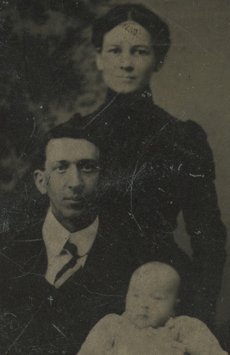 FAMILY - PARENTS W/ BABY, TINTYPE PORTRAIT, 1/6 PLATE