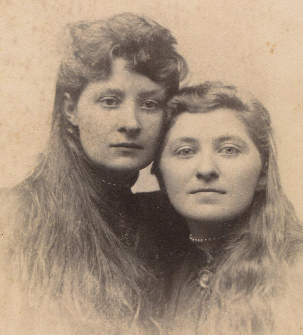 YOUNG WOMEN VERY IMPRESSED WITH THEIR LONG HAIR. CABINET CARD. ALTOONA. PA.