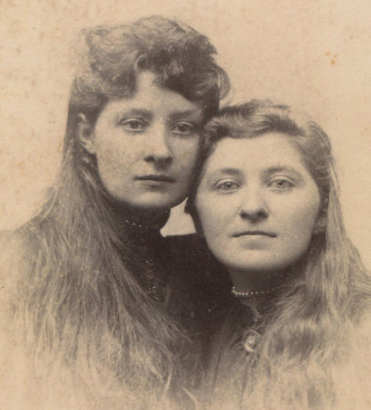 YOUNG WOMEN VERY IMPRESSED WITH THEIR LONG HAIR. CABINET CARD. ALTOONA. PA.