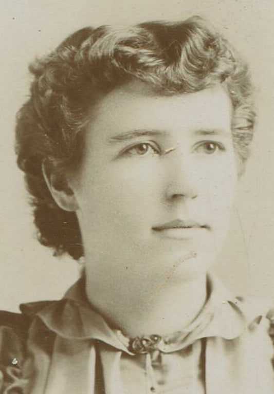 WOMAN W/SHORT HAIR, RUFFLED TOP. 1900. SCULPTED CARD. ELLENSBURGH, WASHINGTON.