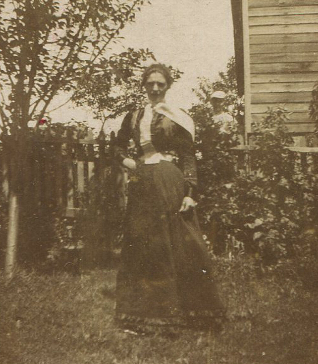 WOMAN STANDING IN GARDEN, SASSY POSE. TONED SILVER PRINT CIRCA 1900.