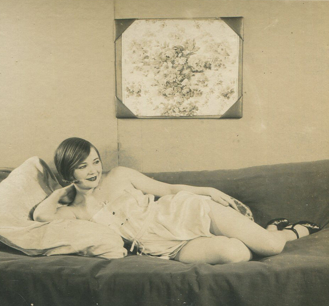 WOMAN RELAXING ON COACH. STEREOVIEW.