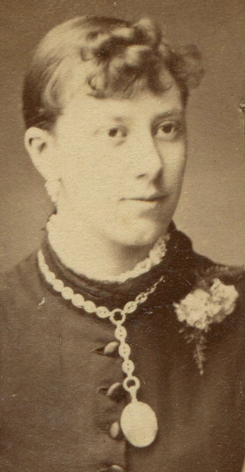 WOMAN IN HEAVY NECKLACE AND CORSAGE. CDV. LONDON, ENGLAND.