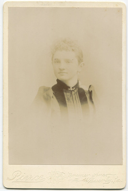 WOMAN, VELVET COLLAR, SHORT CURLY BANGS. CABINET CARD.