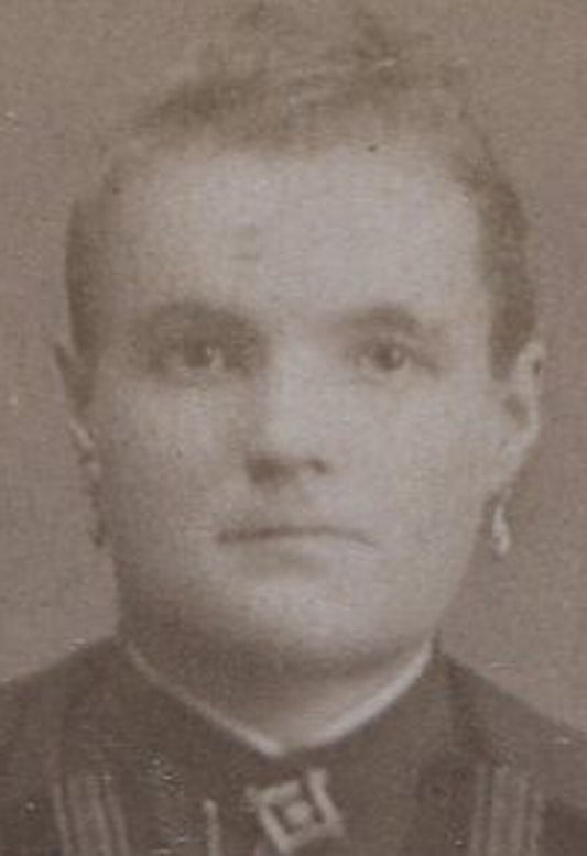 WOMAN STANDING POSE, TYPICAL PERIOD DRESS. CABINET CARD. PITTSBURGH, PA.
