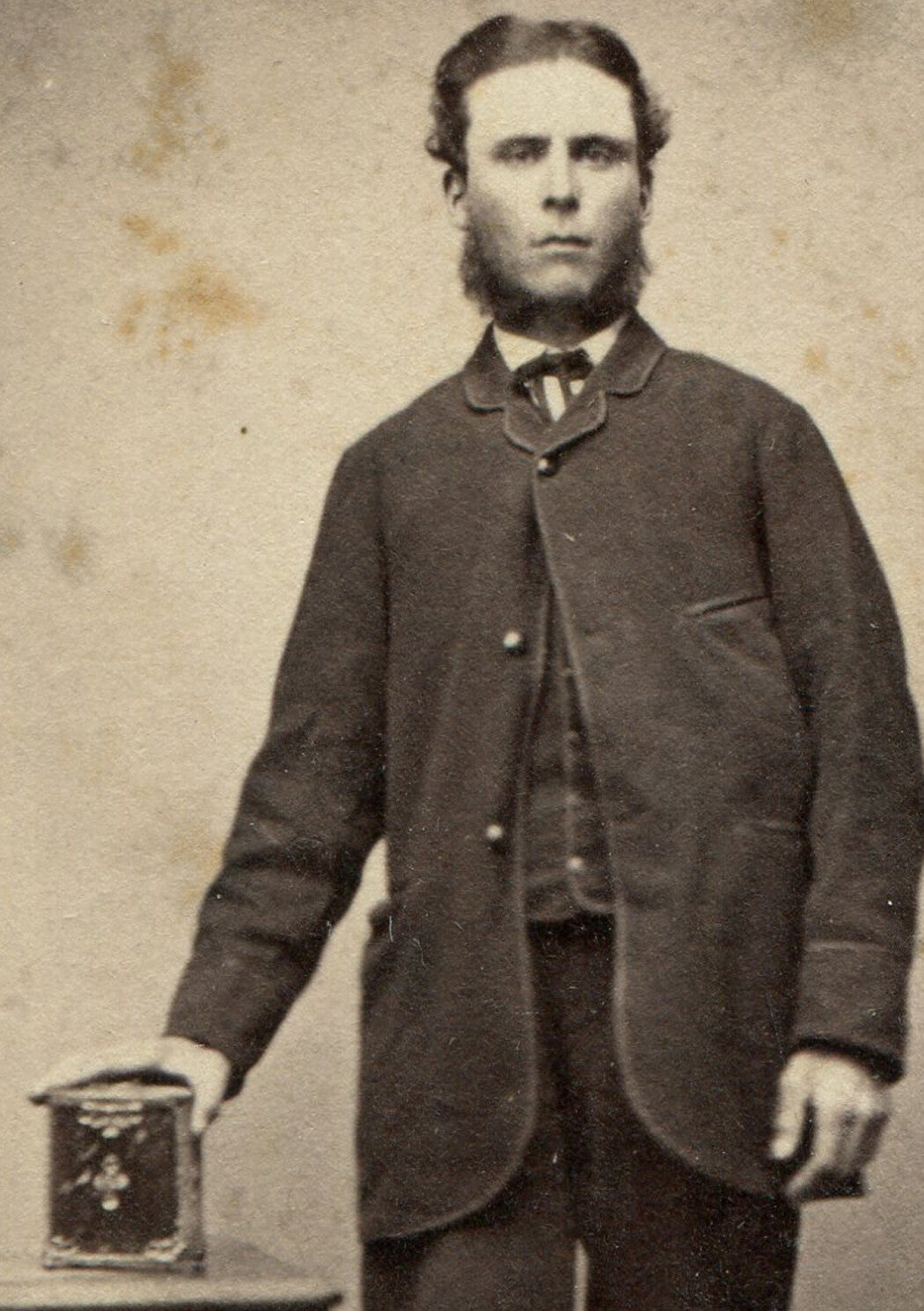 ENGLISH ARISTOCRAT. BEARDED MAN POSED HOLDING PHOTO ALBUM. CDV. LONDON, ENGLAND.