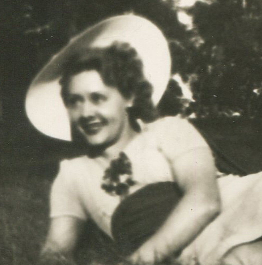 WOMAN POSED UNDER TREE, FLOPPY HAT AND CIGARETTE.  1940s. B W PRINT, 7 SET.