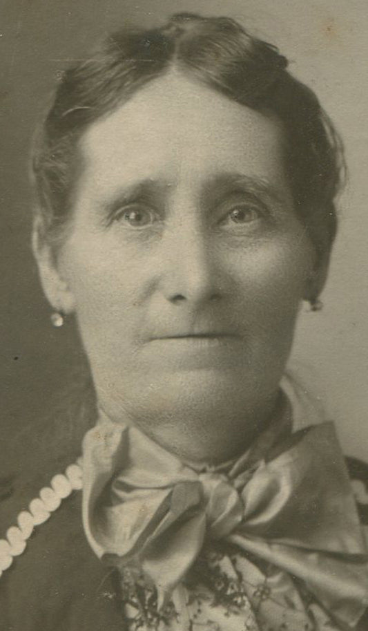 WOMAN WITH VERY BUSY OUTFIT. CABINET CARD.