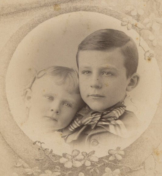 VERY YOUNG SIBLINGS, AFFCTIONATE POSE. CABINET CARD. COVINGTON, OHIO.