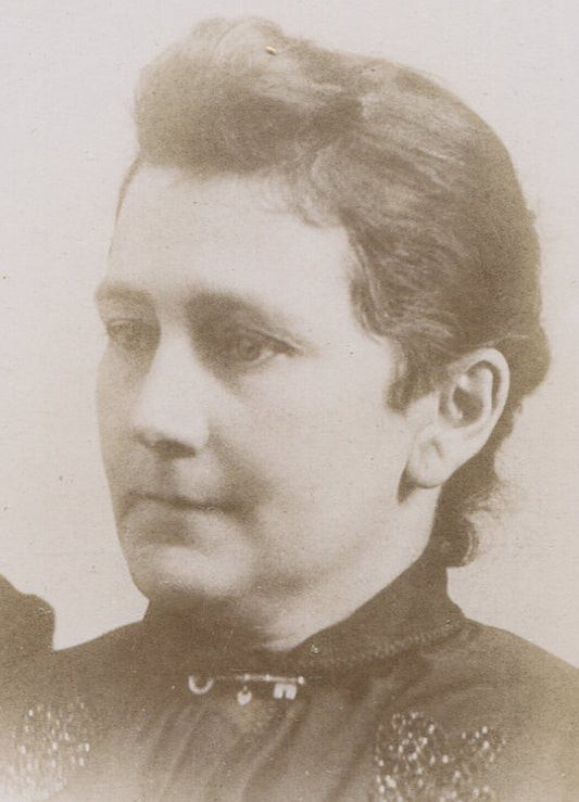 WOMAN, FLESHY FACE, SLIGHT PROFILE POSE. CABINET CARD. PLAINFIELD, ILL.