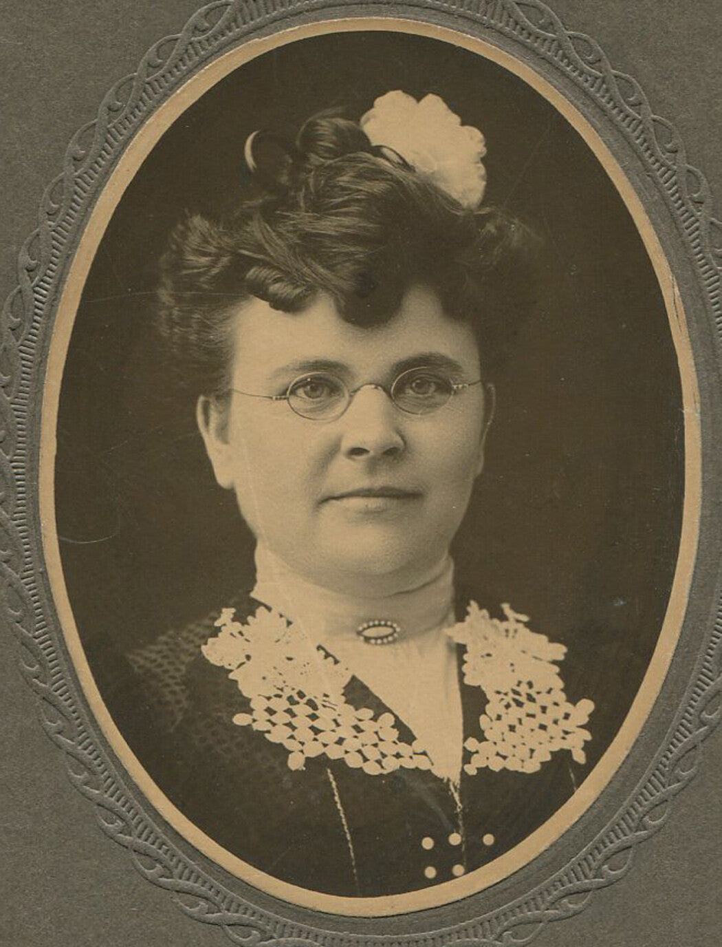 Vintage photo: round-faced woman with round glasses - oval silver print on card, 6.5x4.25 card, 2.5x1.75 oval portrait