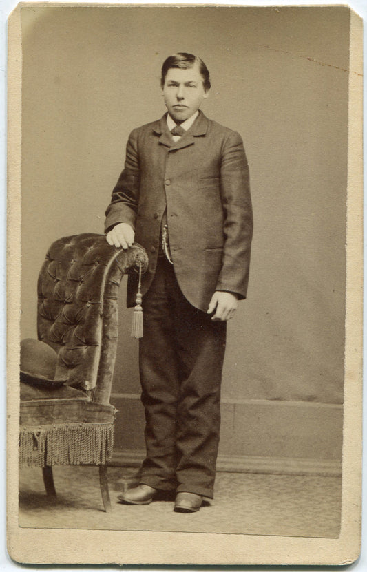 VERY YOUNG MAN IN SUIT AND TIE. CDV. WATERLOO, IOWA.
