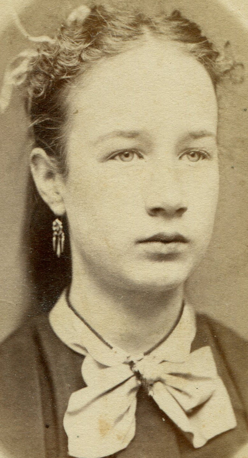 LONG FACED YOUNG WOMAN, EARRINGS, BOW TIE. CDV. MANCHESTER, N.H.